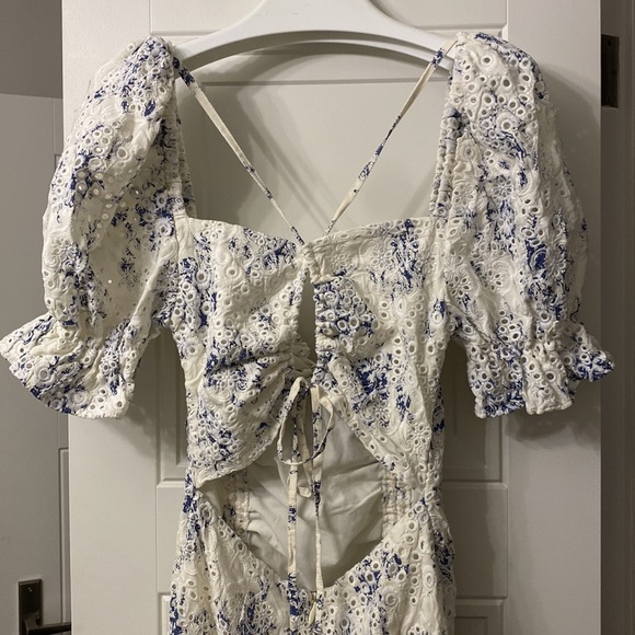 Summer dress. Only worn once. Back cut out. Pretty details! - Picture 4 of 6